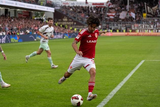 20.09.2026: Fußball: Energie Cottbus - FC St. Pauli, 6. Spieltag der 2. Bundesliga im LEAG Energie Stadion Flanke Lucas Copado (Energie Cottbus, 9) WICHTIGER HINWEIS: Gemäß den Vorgaben der DFL und des DFB ist es untersagt, in dem Stadion und oder vom Spiel angefertigte Fotoaufnahmen in Form von Sequenzbildern und oder videoähnlichen Fotostrecken zu verwerten bzw. verwerten zu lassen. Copyright: xJamesxZabelx
