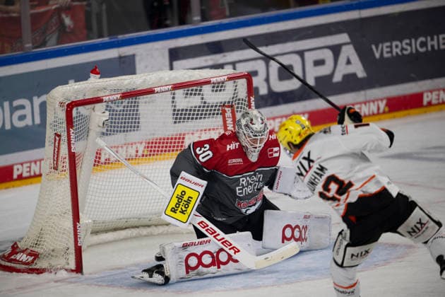 PENNY DEL 1; Kölner Haie - Löwen Frankfurt; Köln, 20.09.2026 Janne Juvonen (Kölner Haie, Torwart, 30); Noah Dunham (Löwen Frankfurt, Sturm, 12); PENNY DEL 1; Kölner Haie - Löwen Frankfurt am 20.09.2026 in der Lanxessarena in Köln (Deutschland). Copyright: xBEAUTIFULxSPORTS AndreasxDickx