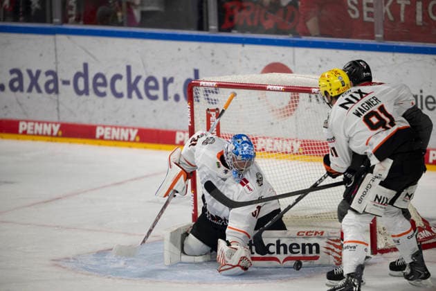 PENNY DEL 1; Kölner Haie - Löwen Frankfurt; Köln, 20.09.2026 Adam Scheel (Löwen Frankfurt, Torwart, 31); Markus Ljungh (Kölner Haie, Sturm, 61); PENNY DEL 1; Kölner Haie - Löwen Frankfurt am 20.09.2026 in der Lanxessarena in Köln (Deutschland). Copyright: xBEAUTIFULxSPORTS AndreasxDickx
