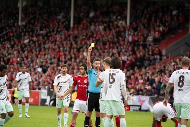 20.09.2026: Fußball: Energie Cottbus - FC St. Pauli, 6. Spieltag der 2. Bundesliga im LEAG Energie Stadion Erste Gelbe Karte für Tomoya Ando (FC St. Pauli, 15) WICHTIGER HINWEIS: Gemäß den Vorgaben der DFL und des DFB ist es untersagt, in dem Stadion und oder vom Spiel angefertigte Fotoaufnahmen in Form von Sequenzbildern und oder videoähnlichen Fotostrecken zu verwerten bzw. verwerten zu lassen. Copyright: xJamesxZabelx
