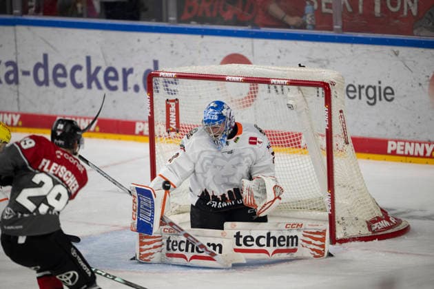 PENNY DEL 1; Kölner Haie - Löwen Frankfurt; Köln, 20.09.2026 Tim Fleischer (Kölner Haie, Sturm, 29); Adam Scheel (Löwen Frankfurt, Torwart, 31); PENNY DEL 1; Kölner Haie - Löwen Frankfurt am 20.09.2026 in der Lanxessarena in Köln (Deutschland). Copyright: xBEAUTIFULxSPORTS AndreasxDickx