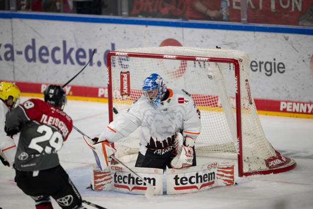 PENNY DEL 1; Kölner Haie - Löwen Frankfurt; Köln, 20.09.2026 Tim Fleischer (Kölner Haie, Sturm, 29); Adam Scheel (Löwen Frankfurt, Torwart, 31); PENNY DEL 1; Kölner Haie - Löwen Frankfurt am 20.09.2026 in der Lanxessarena in Köln (Deutschland). Copyright: xBEAUTIFULxSPORTS AndreasxDickx
