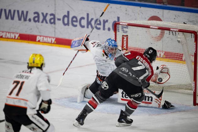 PENNY DEL 1; Kölner Haie - Löwen Frankfurt; Köln, 20.09.2026 Daniel Fischbuch (Kölner Haie, Sturm, 71); Adam Scheel (Löwen Frankfurt, Torwart, 31); PENNY DEL 1; Kölner Haie - Löwen Frankfurt am 20.09.2026 in der Lanxessarena in Köln (Deutschland). Copyright: xBEAUTIFULxSPORTS AndreasxDickx