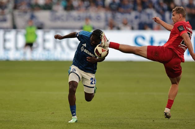 Junior Dina Ebimbe (FC Schalke 04) und Lasse Günther (SV 07 Elversberg) beim Spiel der 1. Bundesliga (Saison 2026 27) FC Schalke 04 - SV Elversberg - Copyright: Thomas Pakusch