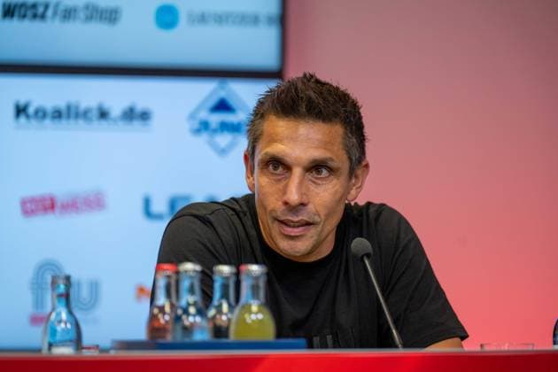 20.09.2026: Fußball: Energie Cottbus - FC St. Pauli, 6. Spieltag der 2. Bundesliga im LEAG Energie Stadion Marcel Rapp (Trainer, FC St. Pauli) bei der Pressekonferenz nach dem Spiel WICHTIGER HINWEIS: Gemäß den Vorgaben der DFL und des DFB ist es untersagt, in dem Stadion und oder vom Spiel angefertigte Fotoaufnahmen in Form von Sequenzbildern und oder videoähnlichen Fotostrecken zu verwerten bzw. verwerten zu lassen. Copyright: xJamesxZabelx
