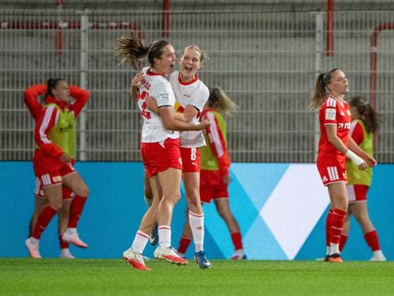 Fußball, Frauen, Saison 2026 2027, Google Pixel Frauen-Bundesliga (5. Spieltag), 1. FC Union Berlin - RB Leipzig, v. l. Alieke Tuin (RB Leipzig), Emilia Kiär Asgeirsdottir (RB Leipzig), Jubel nach Tor zum 1:1, 20.09.2026, Copyright: xMatthiasxKochx