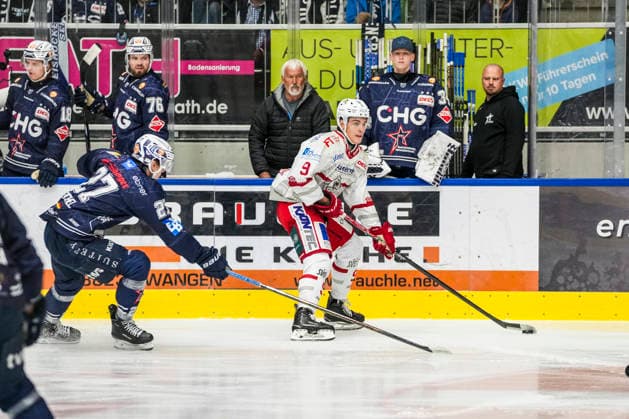 Laufduell Thomas Reichel (Towerstars Ravensburg, 27) und Pepino Langmeier (Eisbaeren Regensburg, 9), GER, Ravensburg Towerstars vs. Eisbaeren Regensburg, Eishockey, DEL2 Hauptrunde, 2. Spieltag, Spielzeit 2026 2027, 20.09.2026 GER, Ravensburg Towerstars vs. Eisbaeren Regensburg, Eishockey, DEL2 Hauptrunde, 2. Spieltag, Spielzeit 2026 2027, 20.09.2026 Ravensburg Copyright: xEibner-Pressefoto MaximilianxRistx EP_MRT