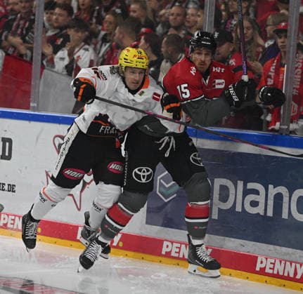 09.08.2026, xophax, KEC , Eishockey , Haie. LanxessArena : Kölner Haie gegen Löwen Frankfurt. V.l.n.rechts : Noah Dunham ( Frankfurt ) und Luis -Marc Aubry ( KEC ) Köln Cologne