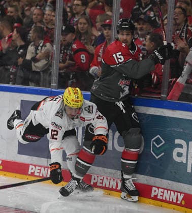 09.08.2026, xophax, KEC , Eishockey , Haie. LanxessArena : Kölner Haie gegen Löwen Frankfurt. V.l.n.rechts : Noah Dunham ( Frankfurt ) und Luis -Marc Aubry ( KEC ) Köln Cologne