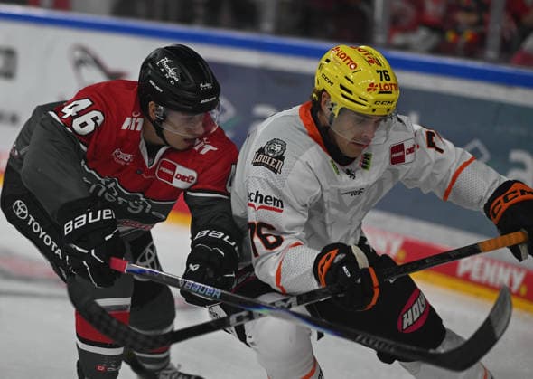 09.08.2026, xophax, KEC , Eishockey , Haie. LanxessArena : Kölner Haie gegen Löwen Frankfurt. V.l.n.rechts : Kevin Nieten ( KEC ) und Daniel Wirt ( Frankfurt ) Köln Cologne