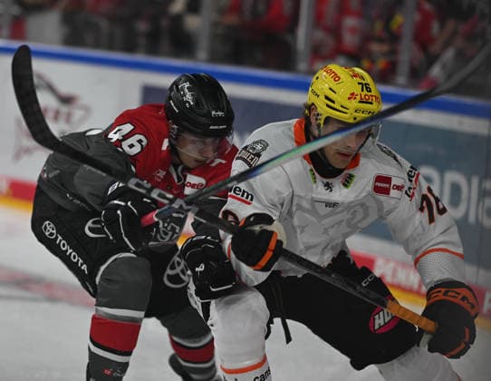 09.08.2026, xophax, KEC , Eishockey , Haie. LanxessArena : Kölner Haie gegen Löwen Frankfurt. V.l.n.rechts : Kevin Nieten ( KEC ) und Daniel Wirt ( Frankfurt ) Köln Cologne