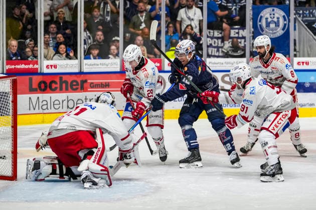 Torchance zum 1:1 von Matthew Struthers (Towerstars Ravensburg, 12) gegen Nick Maehler (Eisbaeren Regensburg, 29) und Oskar Autio (Eisbaeren Regensburg, 31), GER, Ravensburg Towerstars vs. Eisbaeren Regensburg, Eishockey, DEL2 Hauptrunde, 2. Spieltag, Spielzeit 2026 2027, 20.09.2026 GER, Ravensburg Towerstars vs. Eisbaeren Regensburg, Eishockey, DEL2 Hauptrunde, 2. Spieltag, Spielzeit 2026 2027, 20.09.2026 Ravensburg Copyright: xEibner-Pressefoto MaximilianxRistx EP_MRT