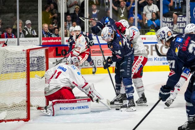 Torchance zum 1:1 von Louis Latta (Towerstars Ravensburg, 74) gegen Oskar Autio (Eisbaeren Regensburg, 31), GER, Ravensburg Towerstars vs. Eisbaeren Regensburg, Eishockey, DEL2 Hauptrunde, 2. Spieltag, Spielzeit 2026 2027, 20.09.2026 GER, Ravensburg Towerstars vs. Eisbaeren Regensburg, Eishockey, DEL2 Hauptrunde, 2. Spieltag, Spielzeit 2026 2027, 20.09.2026 Ravensburg Copyright: xEibner-Pressefoto MaximilianxRistx EP_MRT