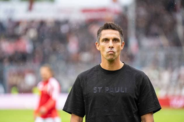 20.09.2026: Fußball: Energie Cottbus - FC St. Pauli, 6. Spieltag der 2. Bundesliga im LEAG Energie Stadion Marcel Rapp (Trainer, FC St. Pauli) vor Anpfiff WICHTIGER HINWEIS: Gemäß den Vorgaben der DFL und des DFB ist es untersagt, in dem Stadion und oder vom Spiel angefertigte Fotoaufnahmen in Form von Sequenzbildern und oder videoähnlichen Fotostrecken zu verwerten bzw. verwerten zu lassen. Copyright: xJamesxZabelx