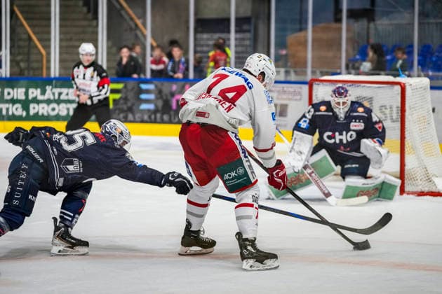 Philipp Mass (Towerstars Ravensburg, 25) gegen Cody Haiskanen (Eisbaeren Regensburg, 74), GER, Ravensburg Towerstars vs. Eisbaeren Regensburg, Eishockey, DEL2 Hauptrunde, 2. Spieltag, Spielzeit 2026 2027, 20.09.2026 GER, Ravensburg Towerstars vs. Eisbaeren Regensburg, Eishockey, DEL2 Hauptrunde, 2. Spieltag, Spielzeit 2026 2027, 20.09.2026 Ravensburg Copyright: xEibner-Pressefoto MaximilianxRistx EP_MRT