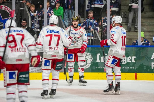 Torjubel zum 0:2 von Corey Trivino (Eisbären Regensburg, 86) und Donat PÃ ter (Eisbaeren Regensburg, 77) Norman Hauner (Eisbaeren Regensburg, 10), GER, Ravensburg Towerstars vs. Eisbaeren Regensburg, Eishockey, DEL2 Hauptrunde, 2. Spieltag, Spielzeit 2026 2027, 20.09.2026 GER, Ravensburg Towerstars vs. Eisbaeren Regensburg, Eishockey, DEL2 Hauptrunde, 2. Spieltag, Spielzeit 2026 2027, 20.09.2026 Ravensburg Copyright: xEibner-Pressefoto MaximilianxRistx EP_MRT
