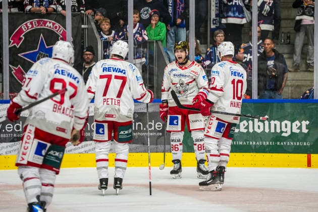 Torjubel zum 0:2 von Corey Trivino (Eisbären Regensburg, 86) und Mannschaft, GER, Ravensburg Towerstars vs. Eisbaeren Regensburg, Eishockey, DEL2 Hauptrunde, 2. Spieltag, Spielzeit 2026 2027, 20.09.2026 GER, Ravensburg Towerstars vs. Eisbaeren Regensburg, Eishockey, DEL2 Hauptrunde, 2. Spieltag, Spielzeit 2026 2027, 20.09.2026 Ravensburg Copyright: xEibner-Pressefoto MaximilianxRistx EP_MRT