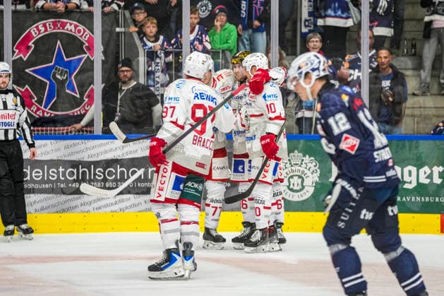Torjubel zum 0:2 von Corey Trivino (Eisbären Regensburg, 86) und Mannschaft, GER, Ravensburg Towerstars vs. Eisbaeren Regensburg, Eishockey, DEL2 Hauptrunde, 2. Spieltag, Spielzeit 2026 2027, 20.09.2026 GER, Ravensburg Towerstars vs. Eisbaeren Regensburg, Eishockey, DEL2 Hauptrunde, 2. Spieltag, Spielzeit 2026 2027, 20.09.2026 Ravensburg Copyright: xEibner-Pressefoto MaximilianxRistx EP_MRT