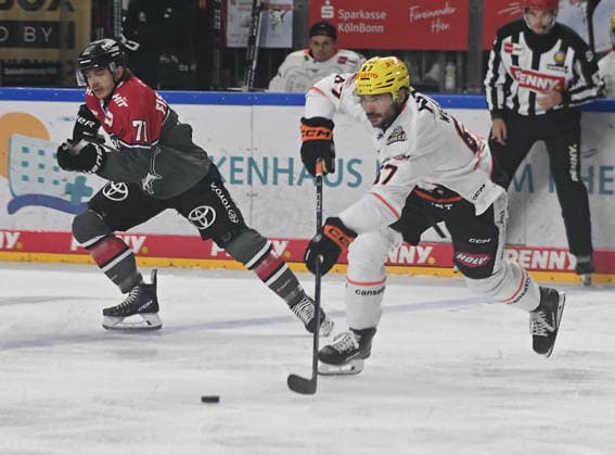 09.08.2026, xophax, KEC , Eishockey , Haie. LanxessArena : Kölner Haie gegen Löwen Frankfurt. V.l.n.rechts : Daniel Fischbuch ( KEC ) und Matthew Wedmann ( Frankfurt ) Köln Cologne