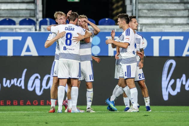 Fussball, 3.Liga Saison 2026 2027 7.Spieltag SV Wehen Wiesbaden - MSV Duisburg 20.09.2026, BRITA-Arena Torjubel MSV Duisburg nach dem Tor zum 1-0 durch Dominik Kother (MSV Duisburg, 11) die Spieler freuen sich Wiesbaden BRITA-Arena Hessen Deutschland