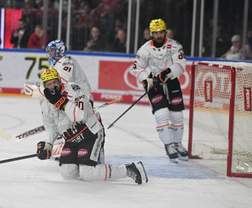 09.08.2026, xophax, KEC , Eishockey , Haie. LanxessArena : Kölner Haie gegen Löwen Frankfurt. V.l.n.rechts : Fabio Kose , Adam Scheel , Cameron Brace ( alle Frankfurt) Köln Cologne