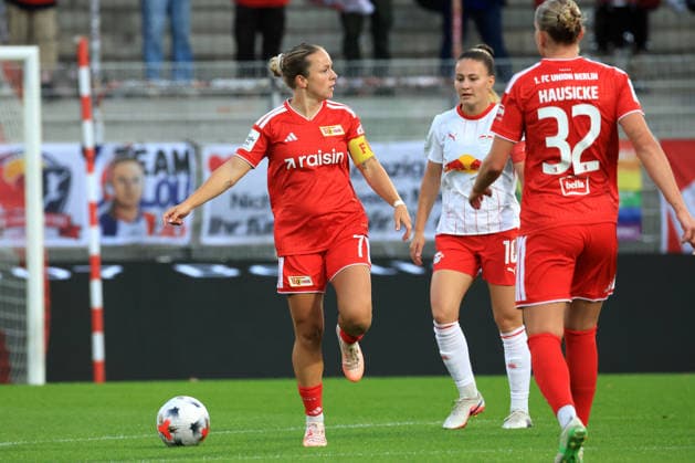 20.09.2026, GER Deutschland, Fussball, 1.Fussballbundesliga, Frauen, 2026 2027, Alte Foersterei, 1.FC Union vs. RB Leibzig Lisa Heiseler C ( 1.FC Union Berlin 7 ), GINA CHMIELINSKI ( RB Leipzig 10 ) 1. Liga: DFB DFL regulations prohibit any use of photographs as image sequences and or quasi-video) nordphoto GmbH Engler Berlin Stadion Alte Foersterei Berlin Deutschland Copyright: xNordphotox xEnglerx