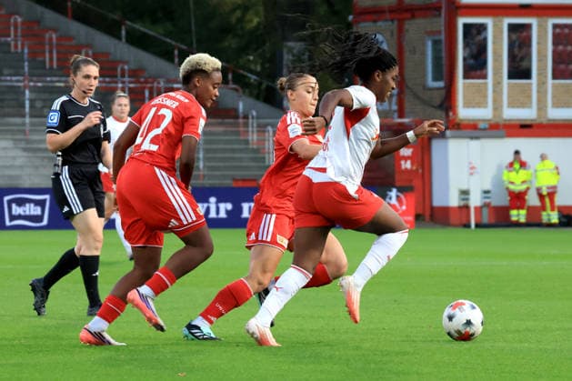 20.09.2026, GER Deutschland, Fussball, 1.Fussballbundesliga, Frauen, 2026 2027, Alte Foersterei, 1.FC Union vs. RB Leibzig Naika Reissner ( 1.FC Union Berlin 42 ), Anna Weiss ( 1.FC Union Berlin 21 ), DELICE BOBOY ( RB Leipzig 17 ) 1. Liga: DFB DFL regulations prohibit any use of photographs as image sequences and or quasi-video) nordphoto GmbH Engler Berlin Stadion Alte Foersterei Berlin Deutschland Copyright: xNordphotox xEnglerx