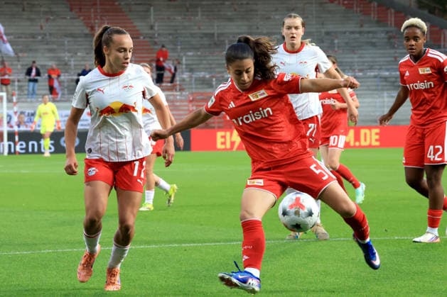 20.09.2026, GER Deutschland, Fussball, 1.Fussballbundesliga, Frauen, 2026 2027, Alte Foersterei, 1.FC Union vs. RB Leibzig Lisanne Graewe ( 1.FC Union Berlin 6 ), Jasmin Mathys ( RB Leipzig 12 ), 1. Liga: DFB DFL regulations prohibit any use of photographs as image sequences and or quasi-video) nordphoto GmbH Engler Berlin Stadion Alte Foersterei Berlin Deutschland Copyright: xNordphotox xEnglerx