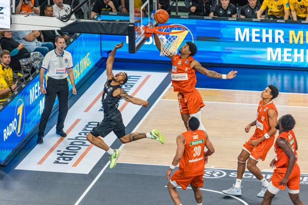 20.09.26 ratiopharm Ulm - MHP Riesen Ludwigsburg Deutschland, Ulm, 20.09.2026, Basketball, Bundesliga, Saison 2026 2027, ratiopharm Ulm - MHP Riesen Ludwigsburg: v.l. Ishmael Leggett (MHP Riesen Ludwigsburg), Ibi Wtason (ratiopharm Ulm).