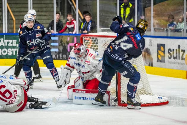 Torchance zum 2:2 von Nickolas Latta (Towerstars Ravensburg, 14) gegen Oskar Autio (Eisbaeren Regensburg, 31), GER, Ravensburg Towerstars vs. Eisbaeren Regensburg, Eishockey, DEL2 Hauptrunde, 2. Spieltag, Spielzeit 2026 2027, 20.09.2026 GER, Ravensburg Towerstars vs. Eisbaeren Regensburg, Eishockey, DEL2 Hauptrunde, 2. Spieltag, Spielzeit 2026 2027, 20.09.2026 Ravensburg Copyright: xEibner-Pressefoto MaximilianxRistx EP_MRT