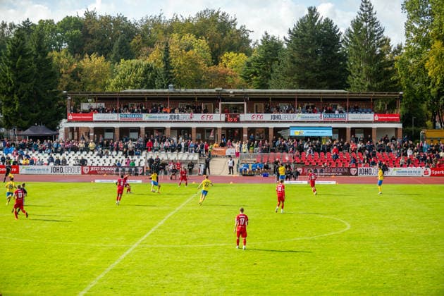 Blick auf die Haupttribüne im Greifswalder Volksstadion im Spiel GFC vs. FSV Luckenwalde GER, Fussball, Herren, Regionalliga Nordost, Saison 2026-2027, 9. Spieltag, Greifswalder FC - FSV 63 Luckenwalde