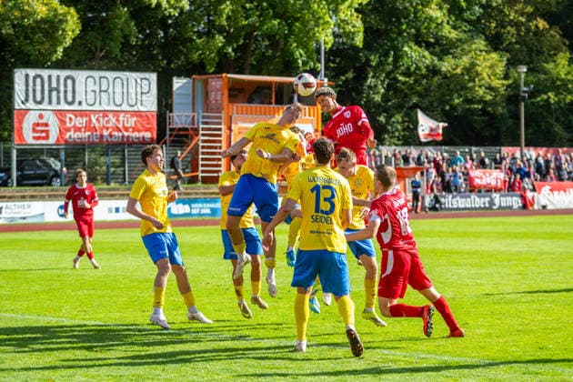 Colin Kroll-Thiel (GFC, re.) steigt zum Kopfball hoch. Der Stürmer musste kurz nach seiner Einwechslung verletzungsbedingt wieder aus dem Spiel genommen werden. GER, Fussball, Herren, Regionalliga Nordost, Saison 2026-2027, 9. Spieltag, Greifswalder FC - FSV 63 Luckenwalde