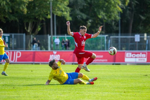 Clenmens Koplin (FSV, am Boden) und Marcus Niemitz (GFC) GER, Fussball, Herren, Regionalliga Nordost, Saison 2026-2027, 9. Spieltag, Greifswalder FC - FSV 63 Luckenwalde