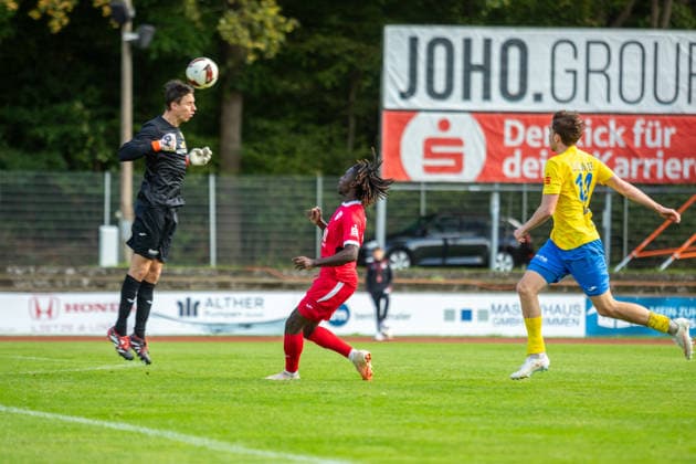 FSV Torhüter Kevin Tittel (li.) ist vor Gibson Adu (GFC, mi.) am Ball GER, Fussball, Herren, Regionalliga Nordost, Saison 2026-2027, 9. Spieltag, Greifswalder FC - FSV 63 Luckenwalde