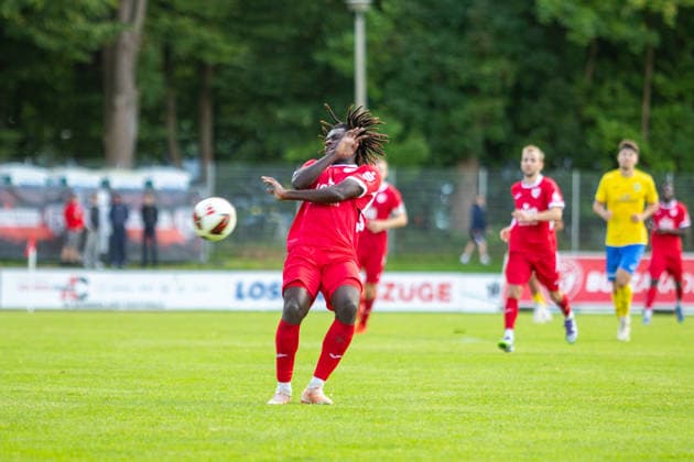 Gibson Adu (GFC) musste hart einstecken. Hier bekommt er bei einer Abwehraktion des Torhüters den Ball ins Gesicht GER, Fussball, Herren, Regionalliga Nordost, Saison 2026-2027, 9. Spieltag, Greifswalder FC - FSV 63 Luckenwalde