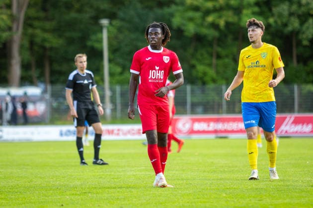 Gibson Adu (GFC, mi.) und Quentin Seidel (FSV, re.) GER, Fussball, Herren, Regionalliga Nordost, Saison 2026-2027, 9. Spieltag, Greifswalder FC - FSV 63 Luckenwalde