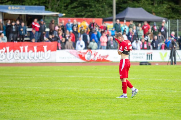 Kay Seidemann (GFC) zieht sich nach dem Spiel das Trikot über den Kopf GER, Fussball, Herren, Regionalliga Nordost, Saison 2026-2027, 9. Spieltag, Greifswalder FC - FSV 63 Luckenwalde