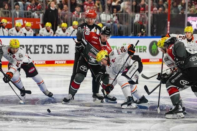 Eishockey Penny-DEL 2. Spieltag Kölner Haie - Löwen Frankfurt am 20.09.2026 in der Lanxess Arena in Köln Brandon Biro ( Frankfurt ), links - Gregor MacLeod ( Köln ), mitte - Anthony Romano ( Frankfurt ), rechts Gemäß den Vorgaben der DEL Deutsche Eishockey Liga ist die Publikation und Weiterverwertung der Aufnahmen in elektronischen Medien und Endgeräten aller Art während des laufenden Spiels nicht zulässig.