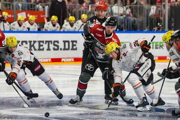 Eishockey Penny-DEL 2. Spieltag Kölner Haie - Löwen Frankfurt am 20.09.2026 in der Lanxess Arena in Köln Brandon Biro ( Frankfurt ), links - Gregor MacLeod ( Köln ), mitte - Anthony Romano ( Frankfurt ), rechts Gemäß den Vorgaben der DEL Deutsche Eishockey Liga ist die Publikation und Weiterverwertung der Aufnahmen in elektronischen Medien und Endgeräten aller Art während des laufenden Spiels nicht zulässig.