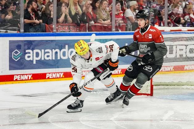 Eishockey Penny-DEL 2. Spieltag Kölner Haie - Löwen Frankfurt am 20.09.2026 in der Lanxess Arena in Köln Anthony Romano ( Frankfurt ), links - Carlos Händel ( Köln ), rechts Gemäß den Vorgaben der DEL Deutsche Eishockey Liga ist die Publikation und Weiterverwertung der Aufnahmen in elektronischen Medien und Endgeräten aller Art während des laufenden Spiels nicht zulässig.
