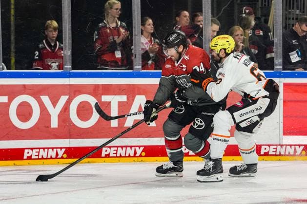 Eishockey Penny-DEL 2. Spieltag Kölner Haie - Löwen Frankfurt am 20.09.2026 in der Lanxess Arena in Köln Robin Press ( Köln ), links - Matthew Wedman ( Frankfurt ), rechts Gemäß den Vorgaben der DEL Deutsche Eishockey Liga ist die Publikation und Weiterverwertung der Aufnahmen in elektronischen Medien und Endgeräten aller Art während des laufenden Spiels nicht zulässig.