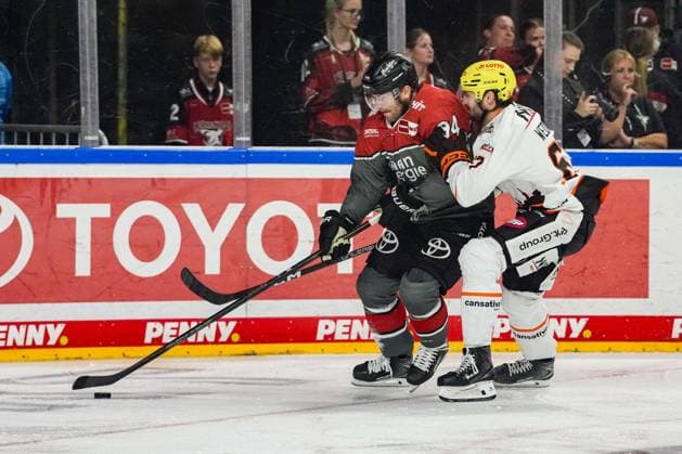 Eishockey Penny-DEL 2. Spieltag Kölner Haie - Löwen Frankfurt am 20.09.2026 in der Lanxess Arena in Köln Robin Press ( Köln ), links - Matthew Wedman ( Frankfurt ), rechts Gemäß den Vorgaben der DEL Deutsche Eishockey Liga ist die Publikation und Weiterverwertung der Aufnahmen in elektronischen Medien und Endgeräten aller Art während des laufenden Spiels nicht zulässig.