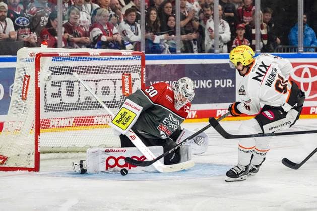 Eishockey Penny-DEL 2. Spieltag Kölner Haie - Löwen Frankfurt am 20.09.2026 in der Lanxess Arena in Köln Austin Wagner ( Frankfurt ), rechts - scheitert an Janne Juvonen ( Köln ), links Gemäß den Vorgaben der DEL Deutsche Eishockey Liga ist die Publikation und Weiterverwertung der Aufnahmen in elektronischen Medien und Endgeräten aller Art während des laufenden Spiels nicht zulässig.