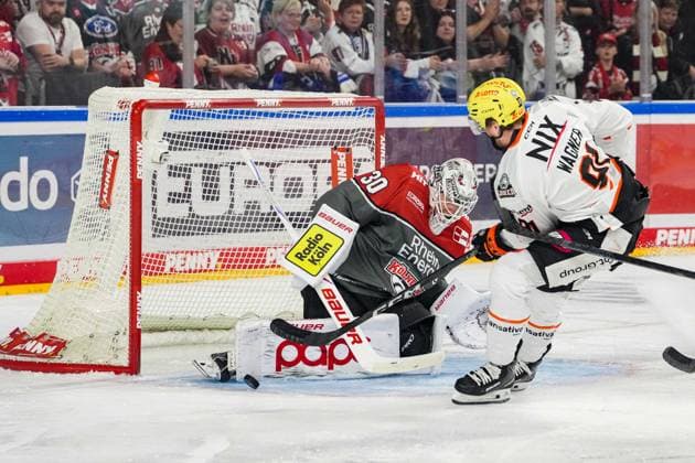 Eishockey Penny-DEL 2. Spieltag Kölner Haie - Löwen Frankfurt am 20.09.2026 in der Lanxess Arena in Köln Austin Wagner ( Frankfurt ), rechts - scheitert an Janne Juvonen ( Köln ), links Gemäß den Vorgaben der DEL Deutsche Eishockey Liga ist die Publikation und Weiterverwertung der Aufnahmen in elektronischen Medien und Endgeräten aller Art während des laufenden Spiels nicht zulässig.
