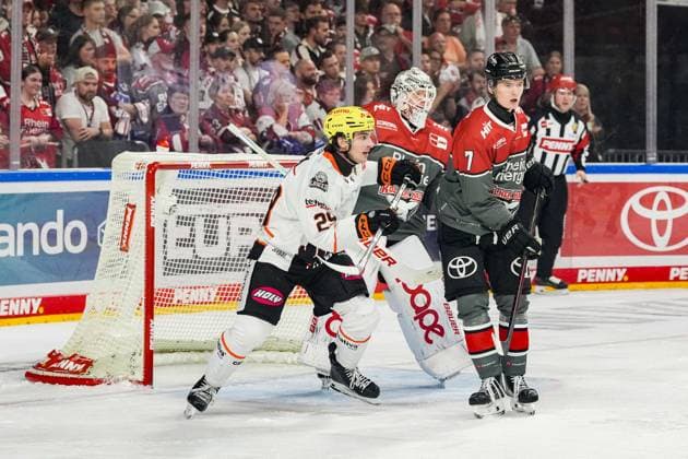 Eishockey Penny-DEL 2. Spieltag Kölner Haie - Löwen Frankfurt am 20.09.2026 in der Lanxess Arena in Köln Anthony Romano ( Frankfurt ), links - Janne Juvonen ( Köln ), mitte - Carlos Händel ( Köln ), rechts Gemäß den Vorgaben der DEL Deutsche Eishockey Liga ist die Publikation und Weiterverwertung der Aufnahmen in elektronischen Medien und Endgeräten aller Art während des laufenden Spiels nicht zulässig.