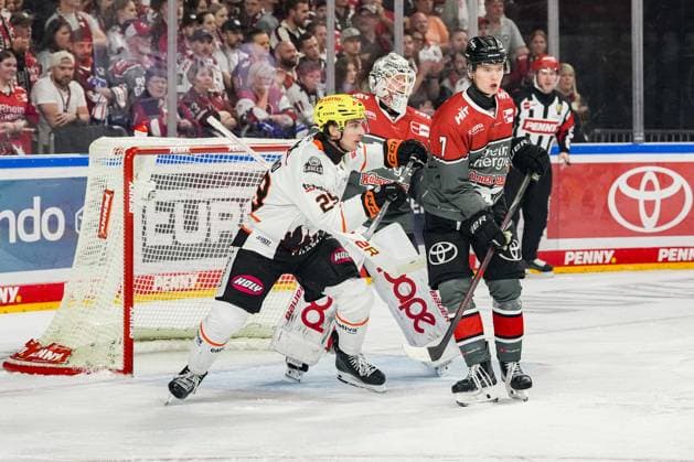 Eishockey Penny-DEL 2. Spieltag Kölner Haie - Löwen Frankfurt am 20.09.2026 in der Lanxess Arena in Köln Anthony Romano ( Frankfurt ), links - Janne Juvonen ( Köln ), mitte - Carlos Händel ( Köln ), rechts Gemäß den Vorgaben der DEL Deutsche Eishockey Liga ist die Publikation und Weiterverwertung der Aufnahmen in elektronischen Medien und Endgeräten aller Art während des laufenden Spiels nicht zulässig.