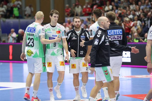 20.09.2026, xgox, Handball - Opel HBL MT Melsungen - SC Magdeburg emspor, v.l. Magnus Saugstrup (Magdeburg, 23), Oskar Vind Rasmussen (Magdeburg, 9), Lukas Mertens (Magdeburg, 22) enttaeuscht, schaut enttaeuscht, niedergeschlagen, disappointed Kassel