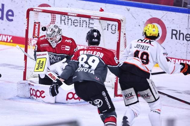 Janne Juvonen (Koelner Haie, 30) pariert diesen Schuss noch, der Nachschuss landet aber zum 1:2 fuer Frankfurt im Tor GER, Kölner Haie vs Loewen Frankfurt, Eishockey, PENNY DEL, 2. Spieltag, Spielzeit 2026 2027, 20.09.2026 GER, Kölner Haie vs Loewen Frankfurt, Eishockey, PENNY DEL, 2. Spieltag, Spielzeit 2026 2027, 20.09.2026 Koeln Copyright: xEibner-Pressefoto RenexWeissx EP_RWS