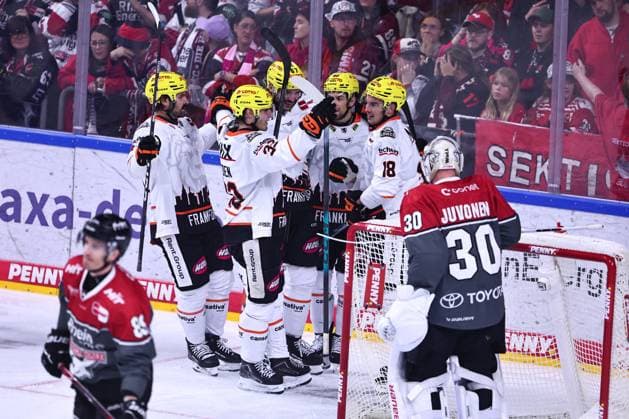 Frankfurt feiert das Tor von Eric Jonathan Uba (Loewen Frankfurt, 18, rechts) zum 1:2 GER, Kölner Haie vs Loewen Frankfurt, Eishockey, PENNY DEL, 2. Spieltag, Spielzeit 2026 2027, 20.09.2026 GER, Kölner Haie vs Loewen Frankfurt, Eishockey, PENNY DEL, 2. Spieltag, Spielzeit 2026 2027, 20.09.2026 Koeln Copyright: xEibner-Pressefoto RenexWeissx EP_RWS
