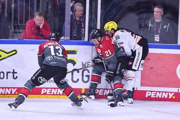 Anthony Romano (Loewen Frankfurt, 29) im Zweikampf mit Juhani Tyrvaeinen (Koelner Haie, 21), links: Valtteri Kemilaeinen (Koelner Haie, 13) GER, Kölner Haie vs Loewen Frankfurt, Eishockey, PENNY DEL, 2. Spieltag, Spielzeit 2026 2027, 20.09.2026 GER, Kölner Haie vs Loewen Frankfurt, Eishockey, PENNY DEL, 2. Spieltag, Spielzeit 2026 2027, 20.09.2026 Koeln Copyright: xEibner-Pressefoto RenexWeissx EP_RWS